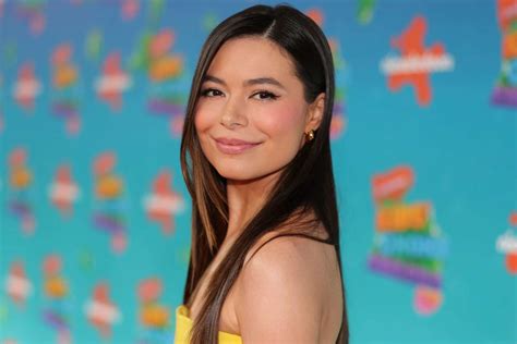 Miranda Cosgrove Recalls Embarrassing Moment。